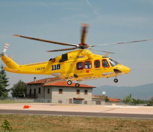 16enne cade da un lucernario del tetto attiguo alla scuola frequentata, trasferito a Careggi in elicottero