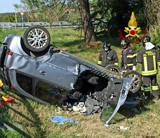 Auto si ribalta in autostrada. Feriti padre, madre e un 13enne