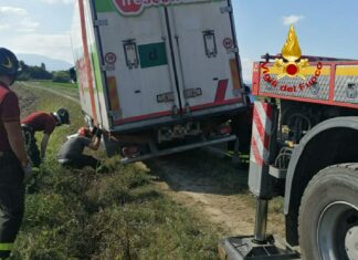 Esce di strada con il camion. Rimosso dalla sede stradale dai vigili del fuoco