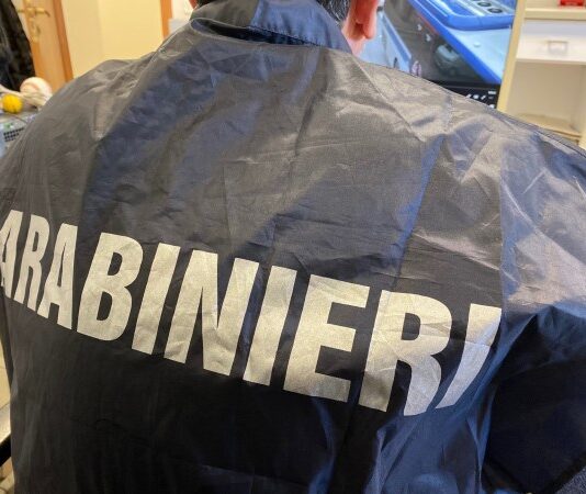 Macellaio minaccia con un coltello il vicino, denunciato dai carabinieri
