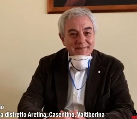 Hospice. Scelta immediata: via Tarlati con la Fraternita o una manifestazione d’interesse della Asl. In fase di studio l’opzione limitrofa alla palazzina Calcit “La storia 2020 dell’Hospice è stata purtroppo segnata dal Covid: in primavera l’emergenza era drammatica e il trasferimento si era rivelato inevitabile. La storia del 2021 sarà caratterizzata dalla stabilità. Due le opzioni immediate: una palazzina in via Tarlati di proprietà di una fondazione oppure una manifestazione d’interesse dell’Asl per l’individuazione di un’altra sede. L’azienda sta poi verificando i tempi di ristrutturazione dell’immobile proposto dal Presidente Sassoli che si trova sul retro della palazzina Calcit. Il nostro obiettivo è garantire una soluzione dignitosa ma anche rapida ai pazienti e alle loro famiglie”. Evaristo Giglio, Direttore della Zona Distretto, annuncia i prossimi passi della Asl: “in questa settimana attendiamo una risposta da parte della Fraternita dei laici che si è dichiarata disponibile a rilevare l’immobile di via Tarlati e a metterlo a disposizione proprio per l’hospice. Noi abbiamo già fatto verifiche e la struttura è assolutamente adatta. Contiamo quindi sulla disponibilità della Fraternita che, in coerenza con la sua storia, si è fatta avanti già nel mese di maggio con una sua proposta e che ci auguriamo possa concretizzare nei prossimi giorni”. In caso contrario? “Siamo pronti a pubblicare una manifestazione d’interesse per reperire un immobile adeguato nei tempi tecnici più brevi possibili”. Nel frattempo, da alcuni giorni, possiamo contare per i pazienti hospice (attualmente due), sulle quattro stanze messe a disposizione della Clinica San Giuseppe e nelle quali lavorano i nostri professionisti. “Vorrei sottolineare – afferma Giglio – che da marzo ad oggi continuiamo a registrare in città disponibilità e generosità. La cooperativa sociale Koinè ha messo a disposizione gratuita il piano terra della Rsa di Pescaiola. Ci aveva garantito questa opportunità da marzo e luglio ma ha poi accettato di arrivare fino a novembre. E qui è scattata una seconda disponibilità, quella della clinica San Giuseppe che potrà accogliere i nostri pazienti fino a febbraio ma per quella data il problema della localizzazione sarà risolto”. Un hospice richiede caratteristiche particolare. “Con il progetto Scudo e con le attività domiciliari diamo una risposta a chi ha bisogno di cure palliative ed è nelle condizioni di poter restare a casa. Se le condizioni socio abitative non permettono una assistenza adeguata a domicilio nel fine vita, ecco l’hospice e cioè un luogo dignitoso che possa consentire alla famiglia di stare vicino al suo congiunto. Per questo la struttura deve avere spazi e luoghi non solo per il paziente ma anche per i familiari. Non tutti gli immobili rispondono a queste necessità. Abbiamo bisogno di locali facilmente e rapidamente adattabili. Quello di Via Tarlati lo è. Se non si rivelerà possibile – e la risposta la avremo in questa settimana – procederemo con una manifestazione d’interesse da parte dell’Azienda sanitaria. Continuando a verificare tempi e fattibilità della ristrutturazione dell’immobile sul retro della palazzina Calcit”.