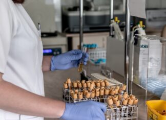 Coronavirus, in Toscana 2.379 nuovi casi, età media 45 anni, 18 decessi