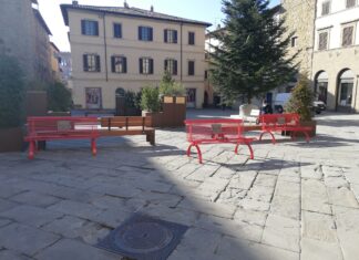“No alla violenza”, 4 panchine rosse e un mazzo di rose inatteso