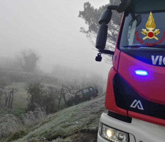 Auto esce di strada a Sansepolcro, ferita la conducente