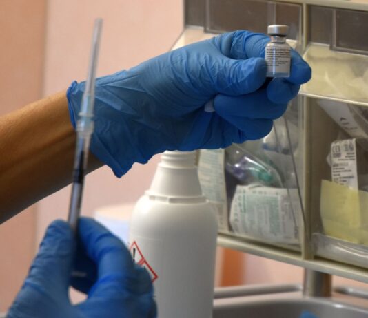 Gli over 70 possono prenotare il vaccino chiamando il numero verde gratuito 800117744