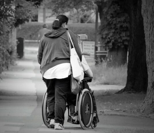 Badanti, 46 mila famiglie toscane in crisi per gli adempimenti del green pass