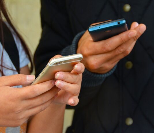 Problemi con WhatsApp, insieme a Facebook e Instagram. Lanciato l’hashtag #WhatsAppdown