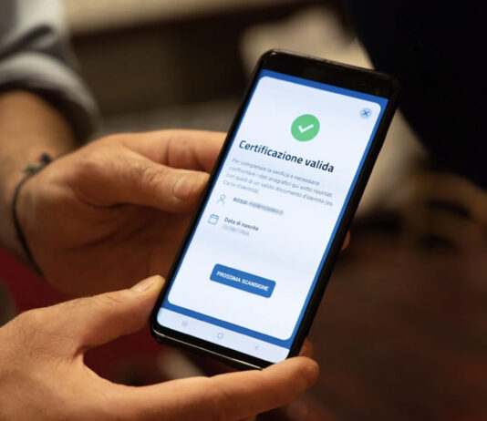 Il sottosegretario Sibilia vuole il ‘super green pass’: “Partire già a dicembre”