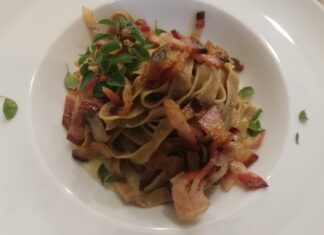 Fettuccine al caffè su besciamella all’olio e pancetta croccante