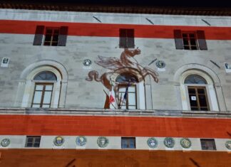Sansepolcro: Palazzo Pretorio illuminato dalla bandiera per la Festa della Toscana
