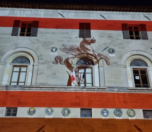 Sansepolcro: Palazzo Pretorio illuminato dalla bandiera per la Festa della Toscana