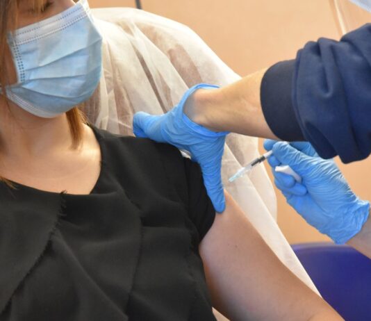 Vaccino Covid, terze dosi anche negli hub aziendali