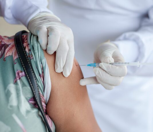 Vaccino anti-covid: dalle 18 prenotabile terza dose per 16-17enni e fragili 12-17