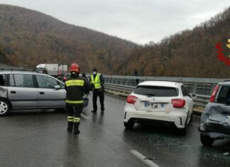 Tamponamento a catena sulla SS73: 14 persone coinvolte, nessuna in maniera grave