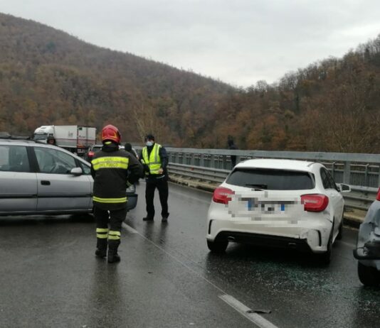 Tamponamento a catena sulla SS73: 14 persone coinvolte, nessuna in maniera grave
