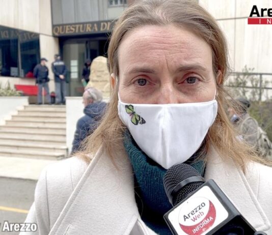 Decine di persone in coda davanti alla Questura di Arezzo per depositare la denuncia dell’avv. Marco Mori a carico del Governo Draghi