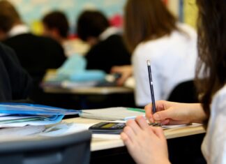 I docenti contro il greenpass: “Con l’obbligo, rischio paralisi dei corsi”