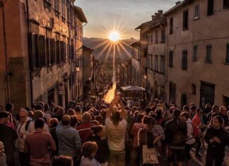 Torna il solstizio di Anghiari: tutti a vedere lo spettacolo del sole che penetra Corso Matteotti. Appuntamento venerdì alle 5:30