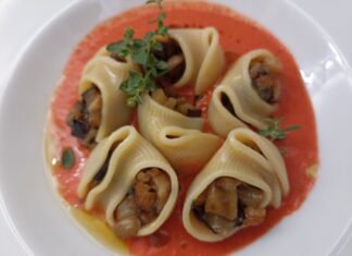 Chiocciolini freddi ripieni di melanzane su crema di pomodoro e origano fresco