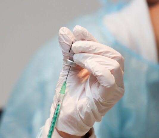 Vaccino antinfluenzale, anti Covid e pneumococcico? Due sul braccio ed uno sulla gamba lo stesso giorno