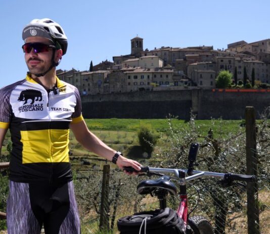 Racconta Anghiari e Sansepolcro in sella alla sua bici e vince il contest nazionale “L’Italia che non sapevi”: premiato il biturgense Stefano Farinelli.