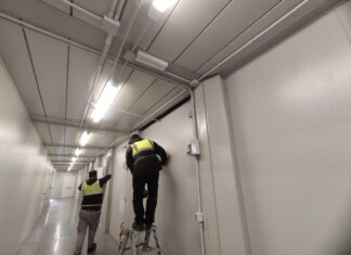 Infiltrazioni di acqua presso i moduli della scuola Buonarroti, controllori al lavoro