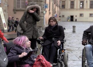 “Non la posso toccare”, e l’autista non aiuta Ilaria a salire in autobus: ma perché?