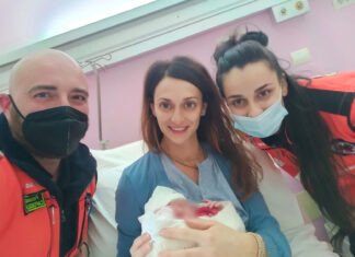 Con l’aiuto dei volontari partorisce in auto nel tunnel del pronto soccorso