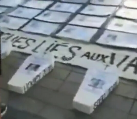 Francia: i genitori raccontano la morte dei loro figli con foto e piccole bare bianche