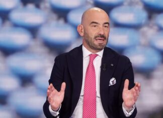 Bassetti contro il Comune di Genova: “Bucci fermi proiezione doc sulle reazione avverse al vaccino Covid, è gravissimo”