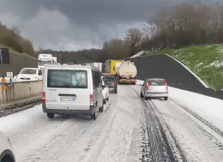 A1 code tra Incisa e Arezzo in entrambi le direzioni per forte grandinata – foto/video