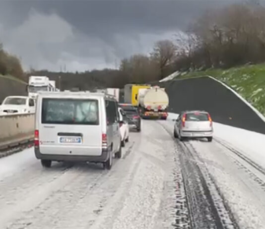 A1 code tra Incisa e Arezzo in entrambi le direzioni per forte grandinata – foto/video