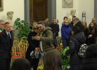 Un ammiratore chiede un selfie a Maria De Filippi nella camera ardente di Maurizio Costanzo