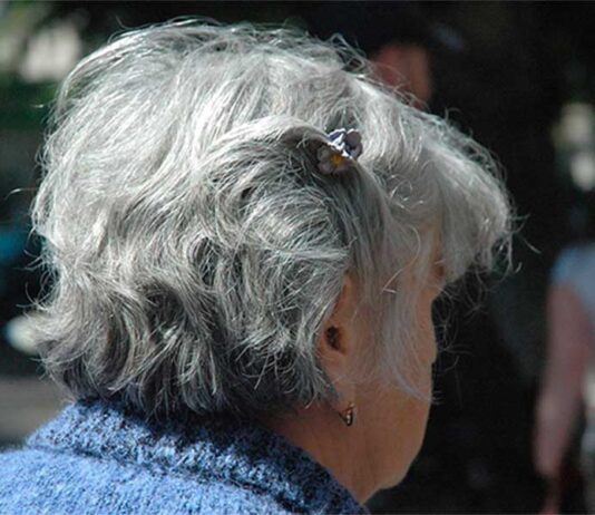 Porta la madre in RSA ma la seguono meno che a casa: “Quasi non posso neanche vederla”