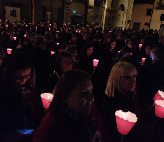 Una fiaccolata di 500 persone ha marciato per le vie di Arezzo in ricordo di Sara e Brunetta