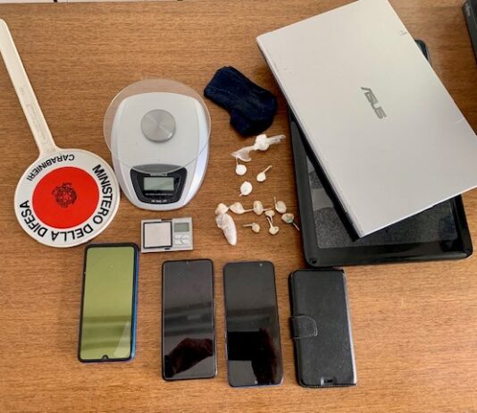 Arrestano pusher 27enne con 40 dosi di eroina e cocaina pronte per lo spaccio