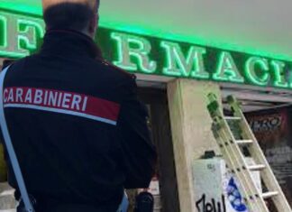 Rapinatori falliscono in una farmacia, poi sfondano con l’auto la vetrina di un’altra