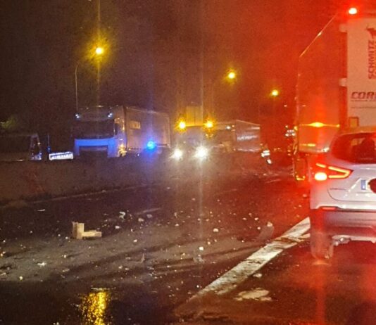 A1, camion si ribalta nella notte: giovane trasportato al San Donato di Arezzo
