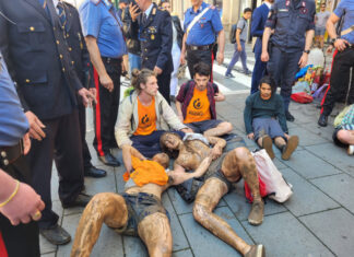 Blitz di Ultima generazione al Senato: gli ecoattivisti si versano addosso taniche di fango