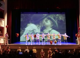 Quei Mitici Anni: lo spettacolo della Maison della Danza di Arezzo conquista il pubblico del Teatro Petrarca