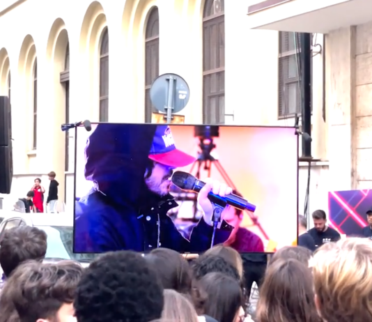 Sul tetto della RAI a Roma il secret show di CALCUTTA