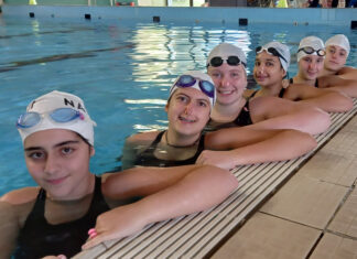 Le sincronette della Chimera Nuoto in vasca per il Saggio di Natale