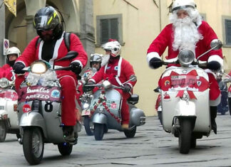Una parata natalizia di vespisti tra vie e piazze del centro di Arezzo