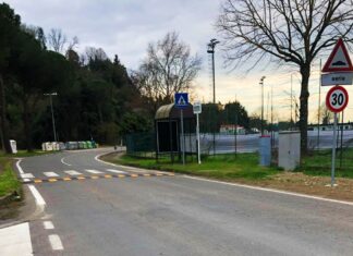 Chiassa Superiore, un parcheggio diventa “strada” per evitare dossi a tutto gas