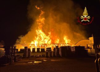 Sansepolcro: incendio devasta azienda di legnami
