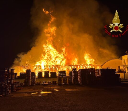 Sansepolcro: incendio devasta azienda di legnami