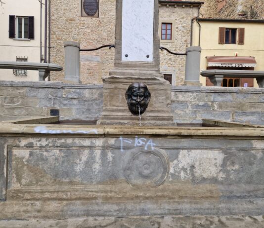 Sansepolcro, atto vandalico alla fontana di piazza Garibaldi