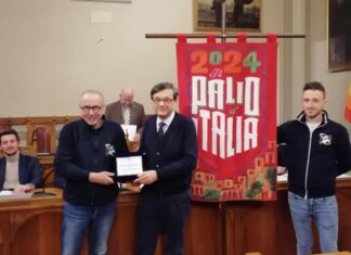 Il sindaco di Sansepolcro ha premiato la Società Balestrieri ed il pugile Alessandro Riguccini