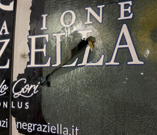 Vergognoso attacco a un’ambulanza: vetro infranto mentre trasportava un paziente