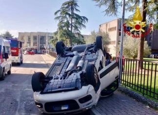 Incidente a Sansepolcro, auto si ribalta in via dei Lorena: ferito un 80enne